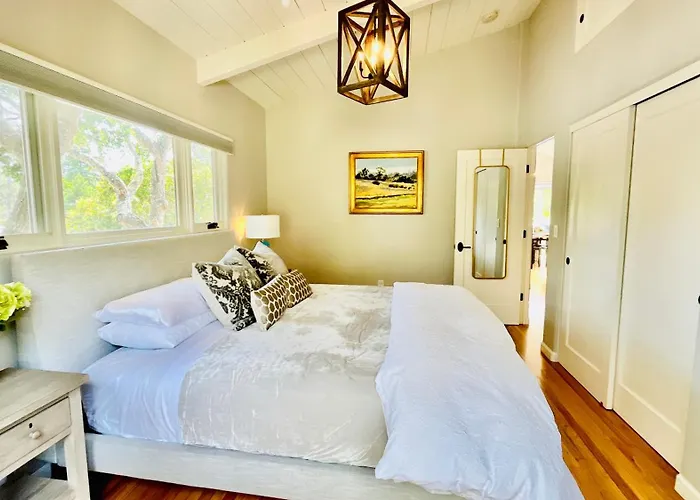 Gorgeous 3-Bdrm Home, Walk To Town And Beach